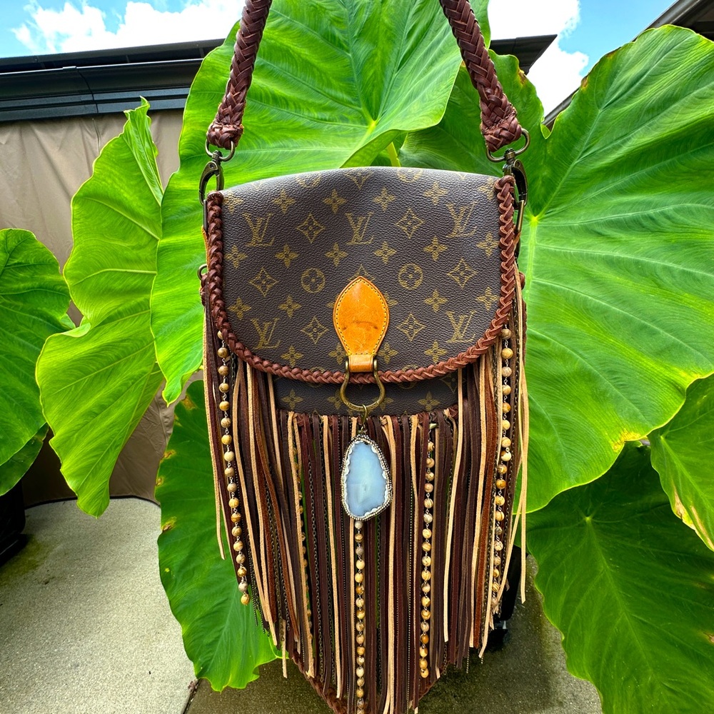 Vintage Boho Bags Louis Vuitton revamped in the World traveler dirty blonde